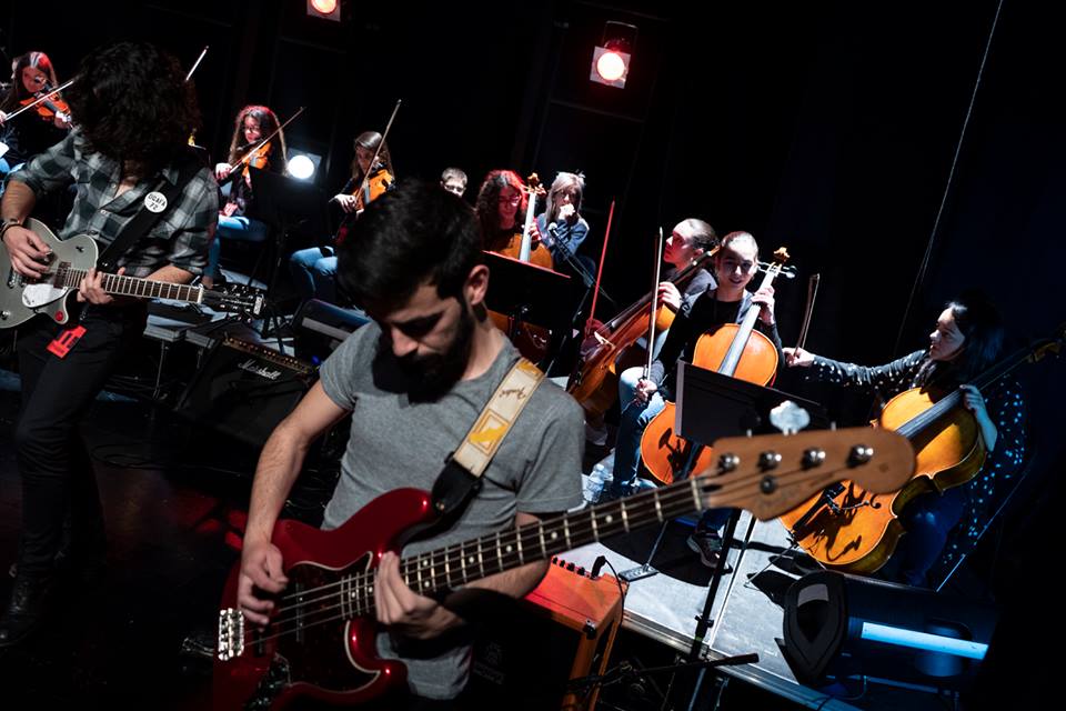 triciclo junta orquestra e músicos locais